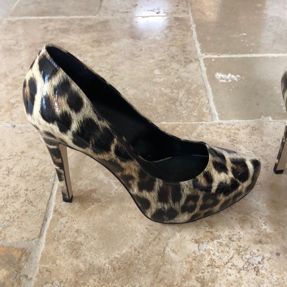 Gorgeous BCBG leopard heels - Picture 2 of 4